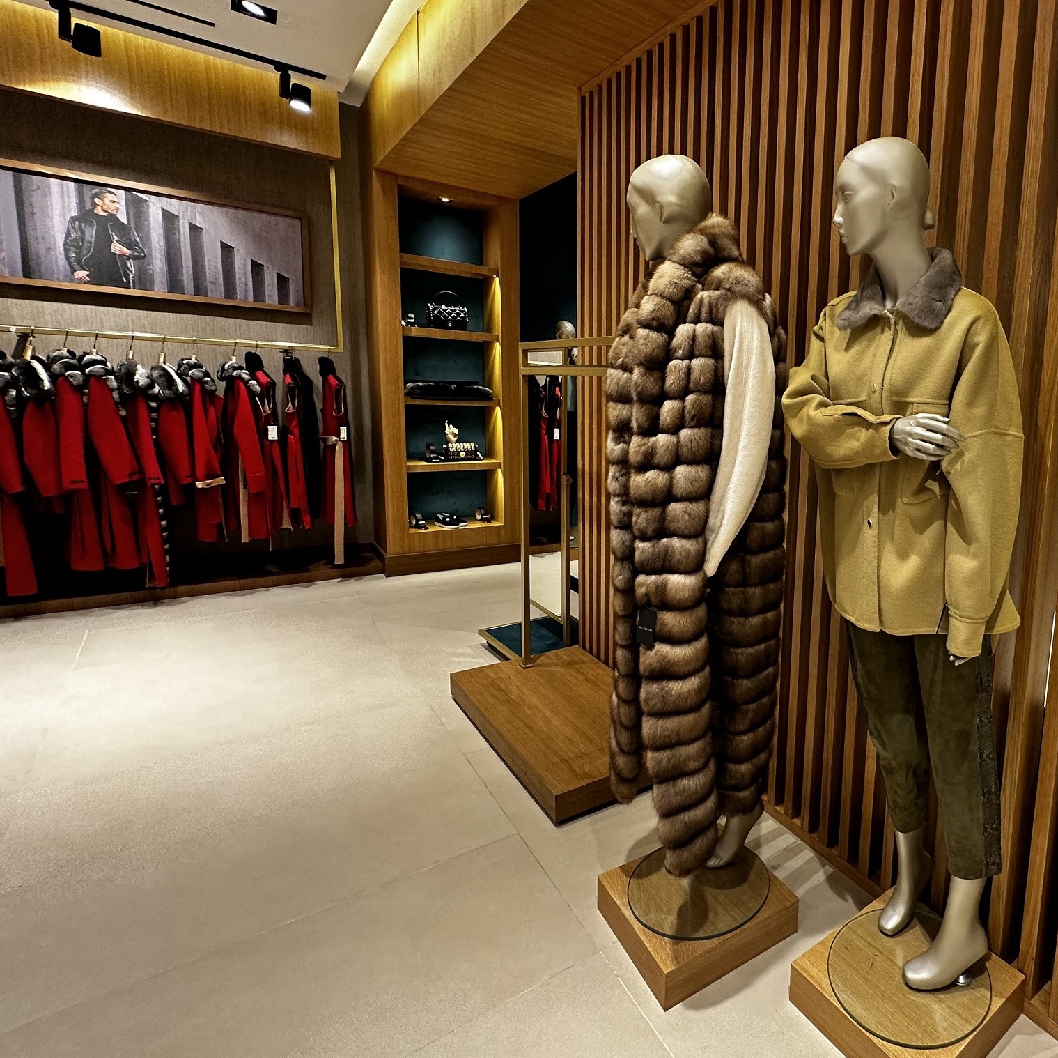 Side'de montlar ve koyun derisi paltolar