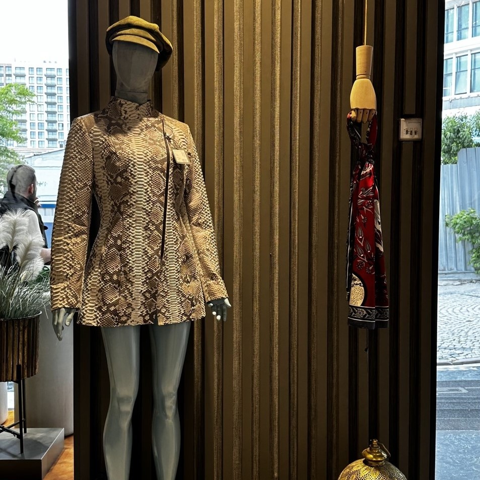 Egzotik yılan derisi ceketler ve mackintoshes