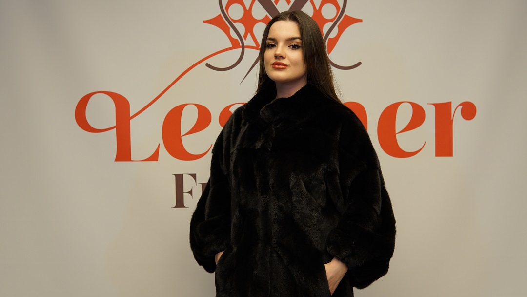 Vizon kürk mantolar: Kürk ve deri kombinasyonları