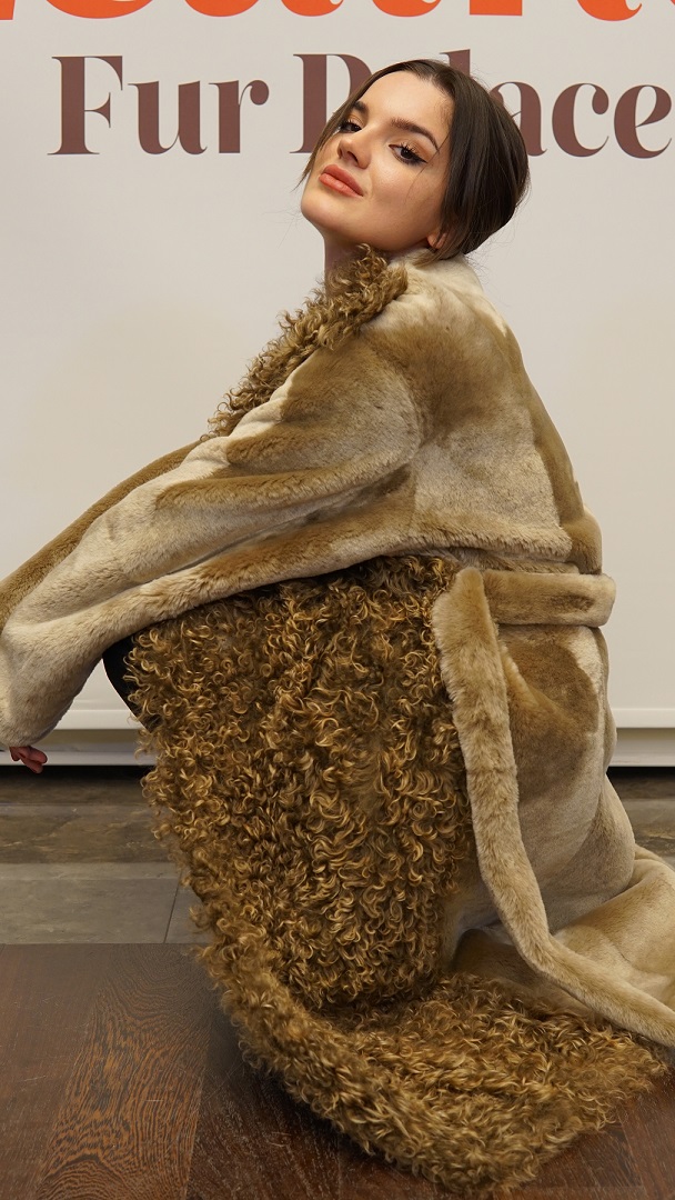 Modern doğal koyun derisi kürk mantolar - premium kürk astragan podyumları fethediyor